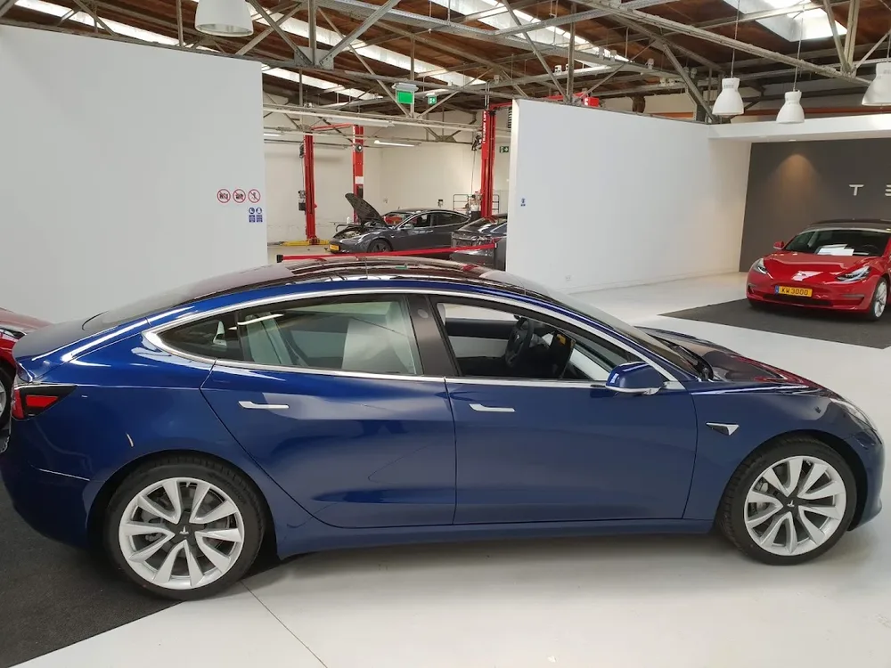 Tesla Center Luxembourg - 2