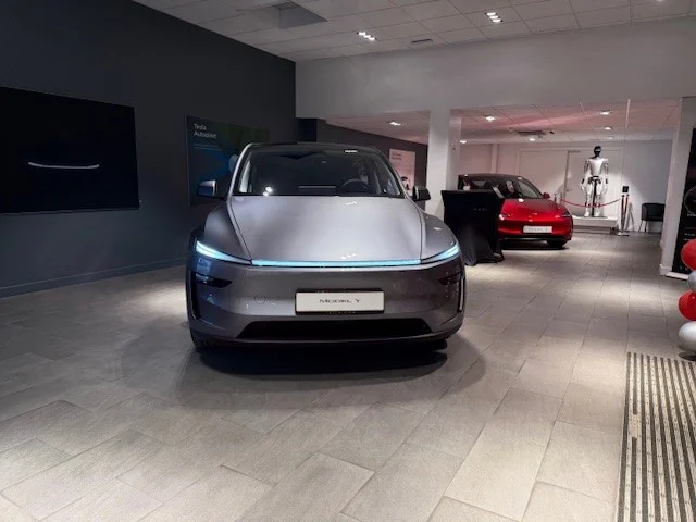 Tesla Center Luxembourg - 4